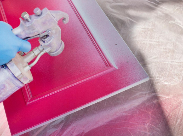 Как омолодить старую мебель подручными средствами, если жаль выбрасывать добротный материал