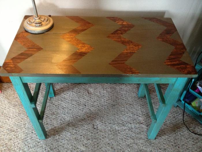 Как омолодить старую мебель подручными средствами, если жаль выбрасывать добротный материал