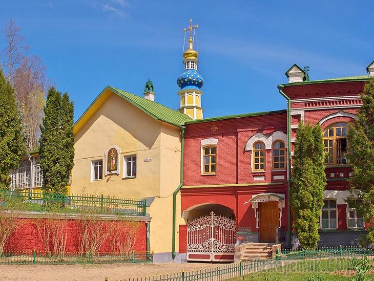 Монастыри и храмы. Свято-Успенский Псково-Печерский монастырь