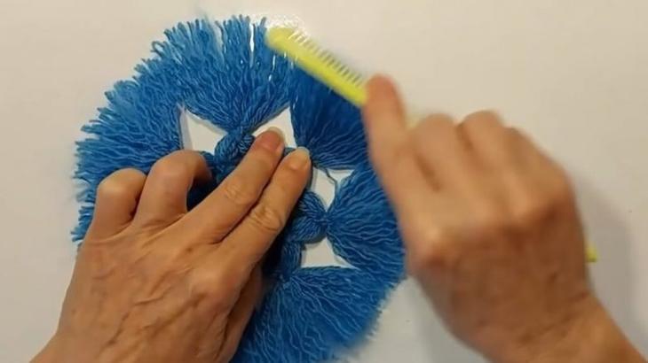 Поделка из пряжи к Новому году