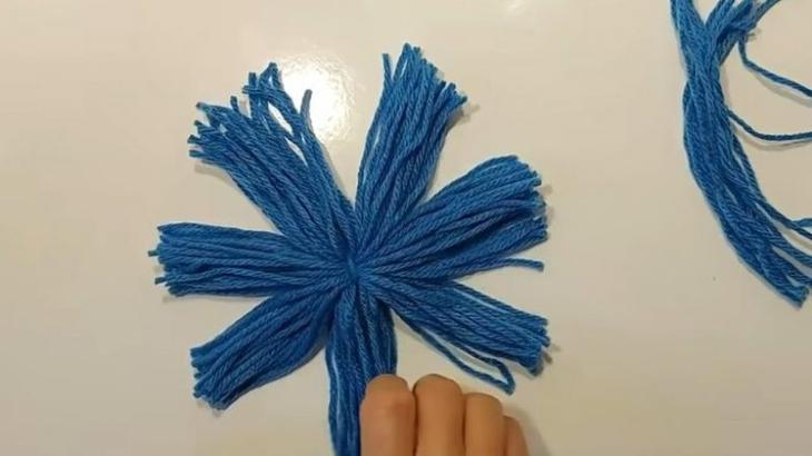 Поделка из пряжи к Новому году