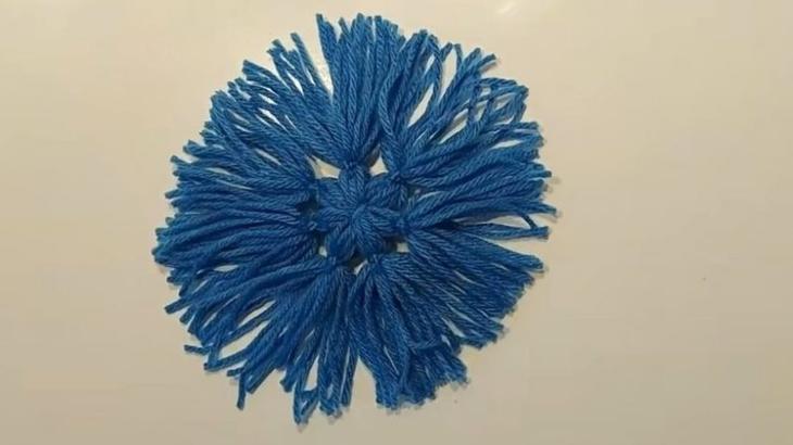 Поделка из пряжи к Новому году