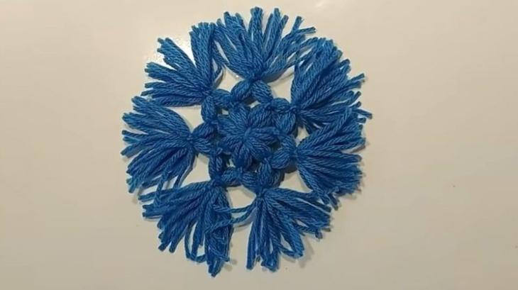 Поделка из пряжи к Новому году