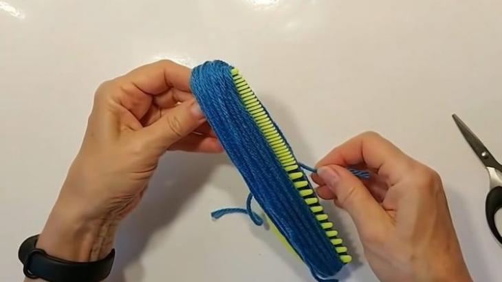 Поделка из пряжи к Новому году