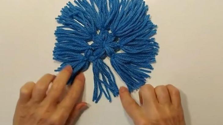 Поделка из пряжи к Новому году