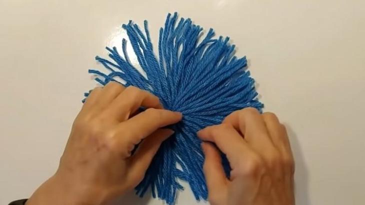 Поделка из пряжи к Новому году