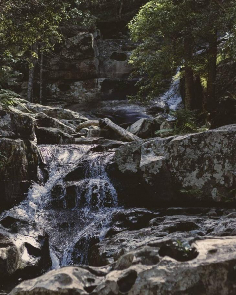 Потрясающие скальные водопады Зелёного континента