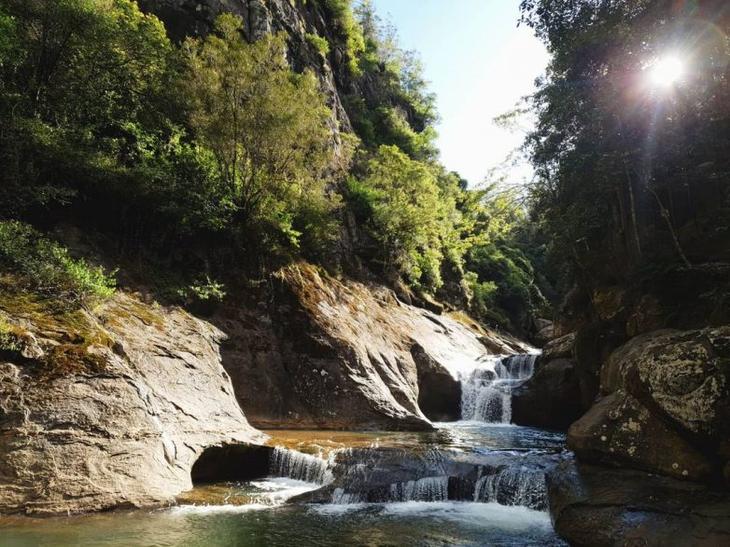 Потрясающие скальные водопады Зелёного континента