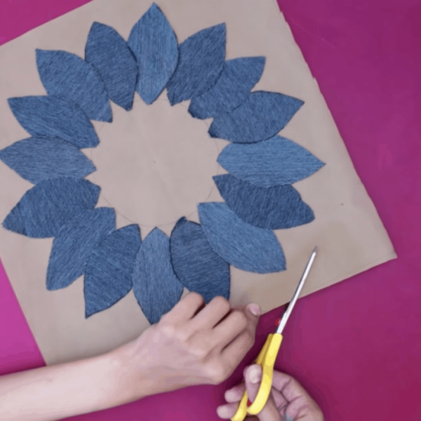 Практичный коврик из пряжи и старых джинсов