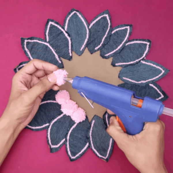 Практичный коврик из пряжи и старых джинсов