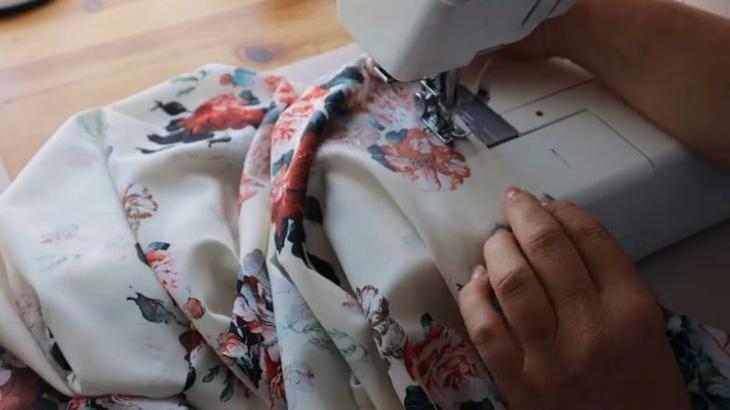 Простое летящее платье, идеально сидящее на любой фигуре