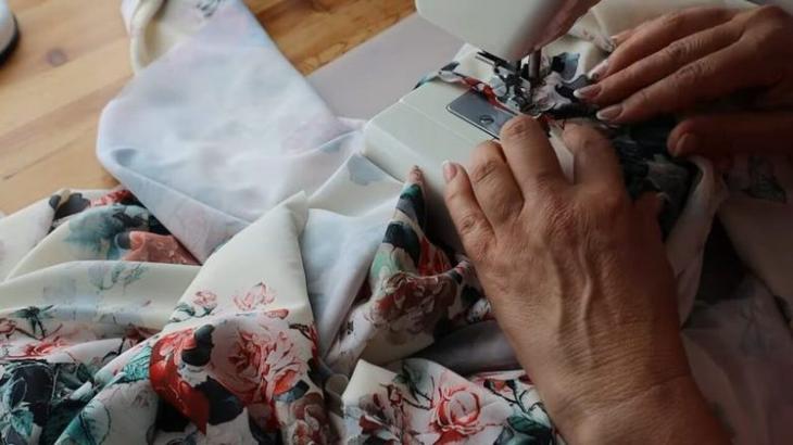 Простое летящее платье, идеально сидящее на любой фигуре