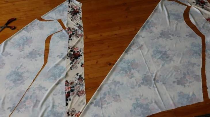 Простое летящее платье, идеально сидящее на любой фигуре