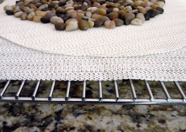 Салфетки и коврик из камней своими руками