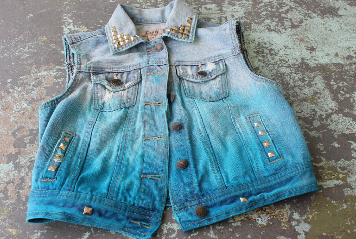 Стильно и бюджетно: 17 крутых идей по переделке старых джинсовых вещей