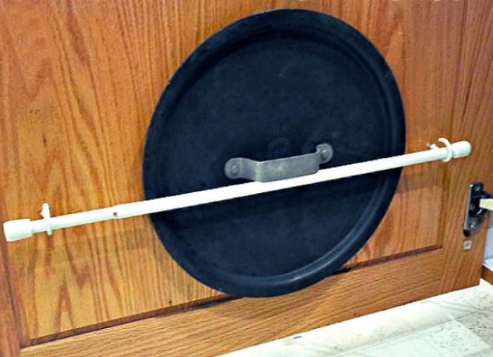 15 хитрых способов использования штанги-карниза не по назначению, но с пользой