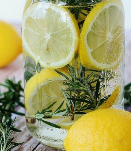 20 крутых идей, как использовать стеклянные бутылки помимо консервации