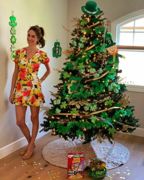 Девушка оригинально украшает ёлку к каждому празднику