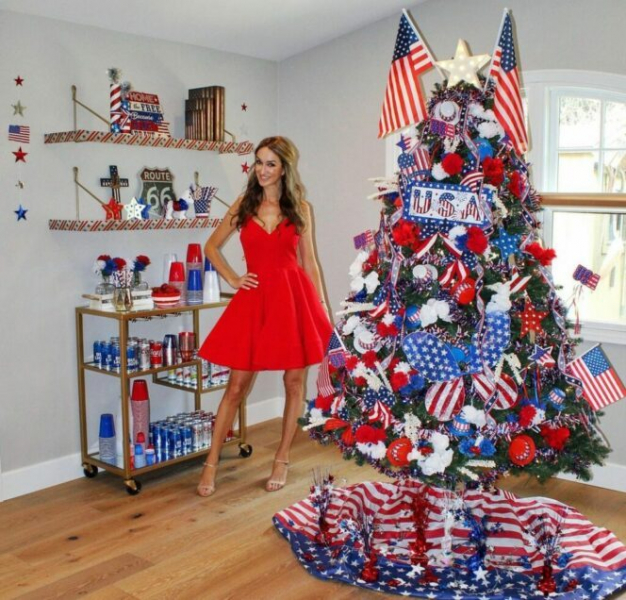 Девушка оригинально украшает ёлку к каждому празднику