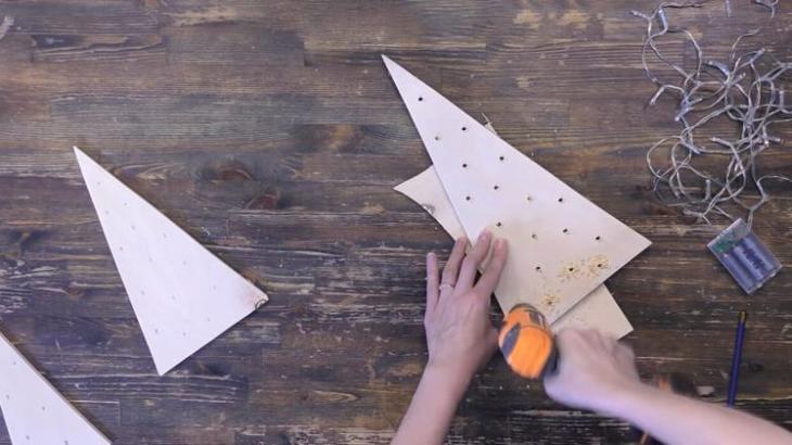 Красивая новогодняя композиция из простой деревяшки