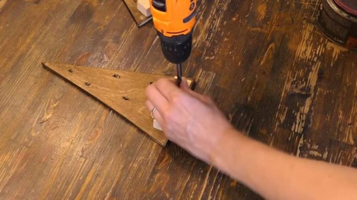 Красивая новогодняя композиция из простой деревяшки