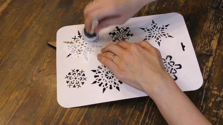 Красивая новогодняя композиция из простой деревяшки