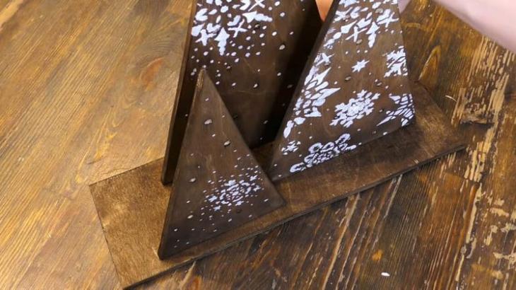 Красивая новогодняя композиция из простой деревяшки