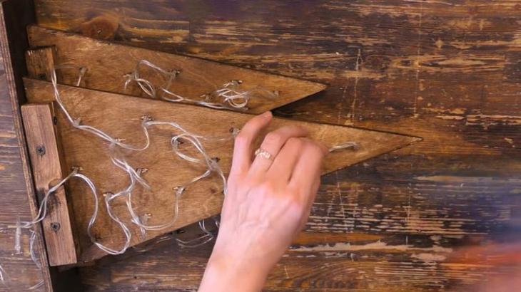 Красивая новогодняя композиция из простой деревяшки