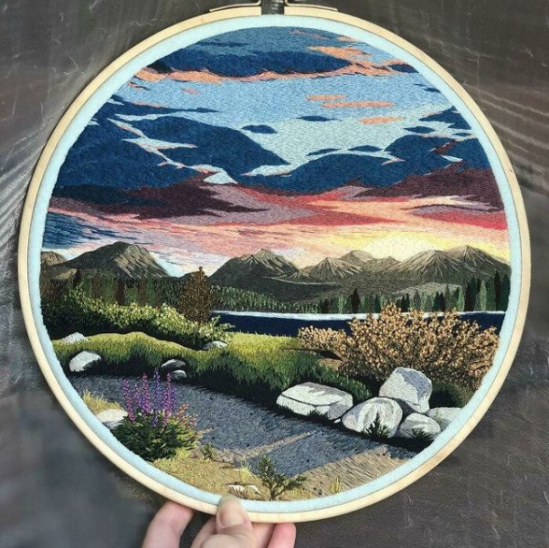 Люди, овладевшие искусством вышивки, поделились в сети своими невероятными работами