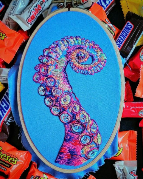 Люди, овладевшие искусством вышивки, поделились в сети своими невероятными работами