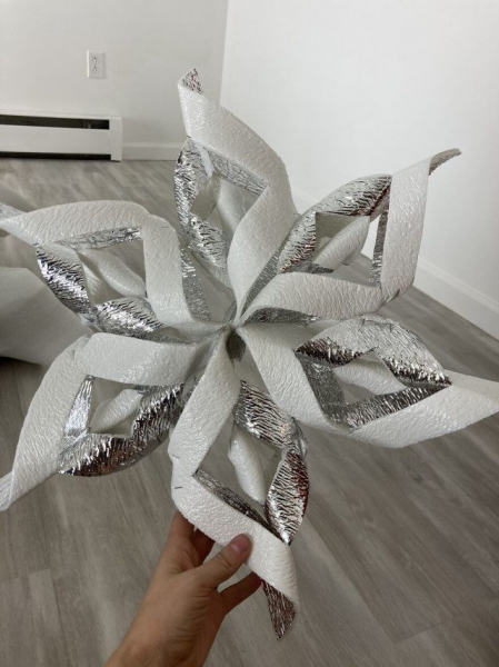 Новогодняя ёлка из светоотражающей пеноизоляции