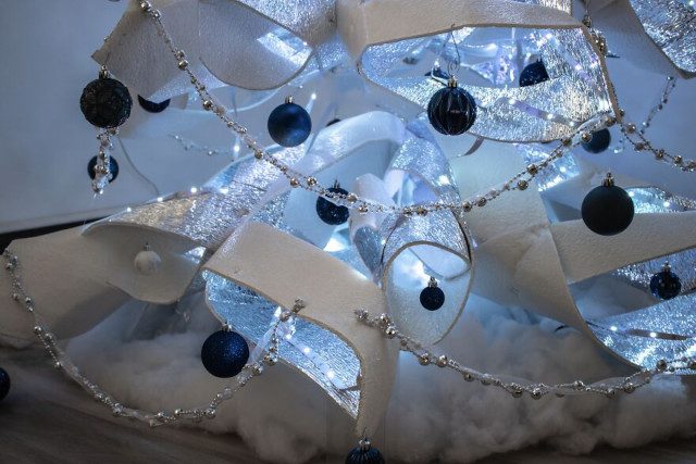 Новогодняя ёлка из светоотражающей пеноизоляции