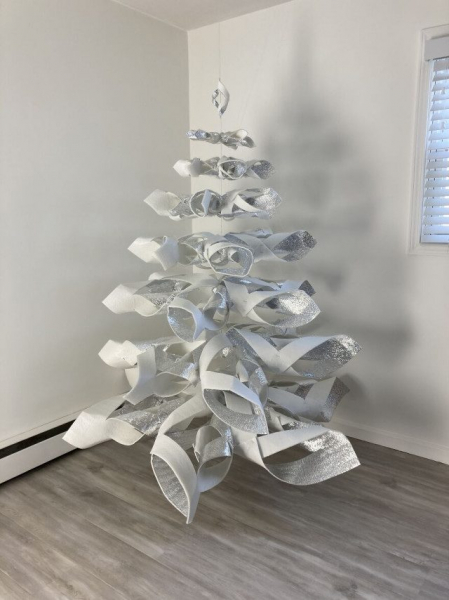 Новогодняя ёлка из светоотражающей пеноизоляции