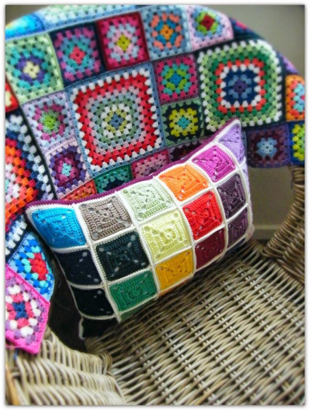 Оригинальное использование вязания в интерьере