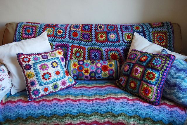 Оригинальное использование вязания в интерьере