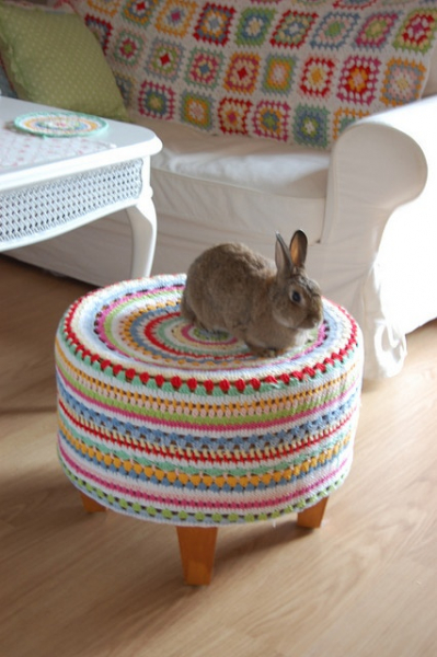 Оригинальное использование вязания в интерьере