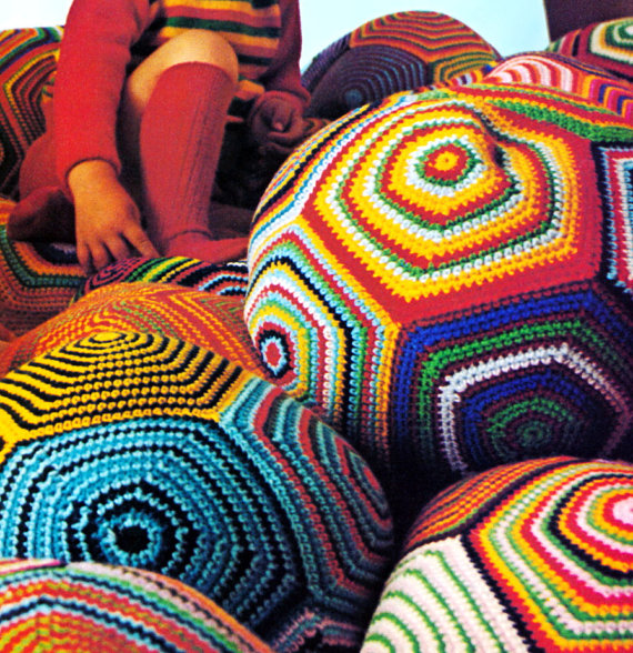 Оригинальное использование вязания в интерьере