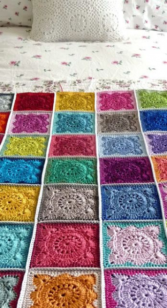 Оригинальное использование вязания в интерьере