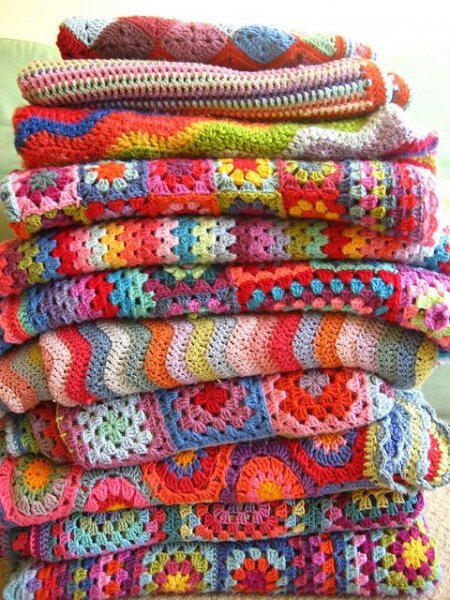 Оригинальное использование вязания в интерьере