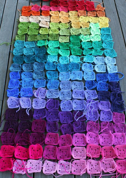 Оригинальное использование вязания в интерьере