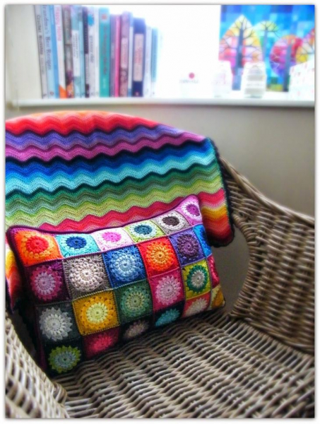 Оригинальное использование вязания в интерьере