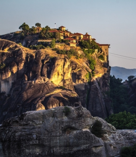 Парящие в воздухе: уникальные монастыри, расположенные на вершине причудливых скал