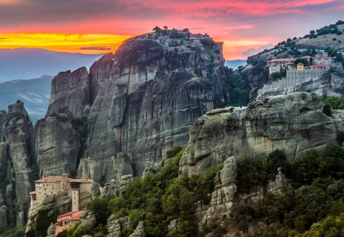 Парящие в воздухе: уникальные монастыри, расположенные на вершине причудливых скал