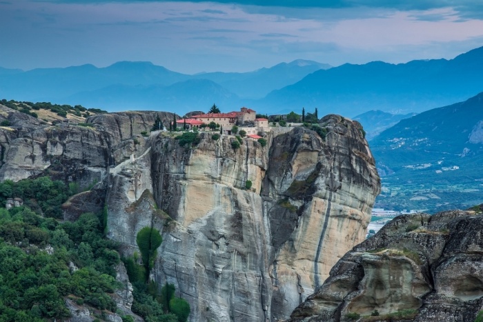 Парящие в воздухе: уникальные монастыри, расположенные на вершине причудливых скал