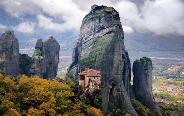 Парящие в воздухе: уникальные монастыри, расположенные на вершине причудливых скал
