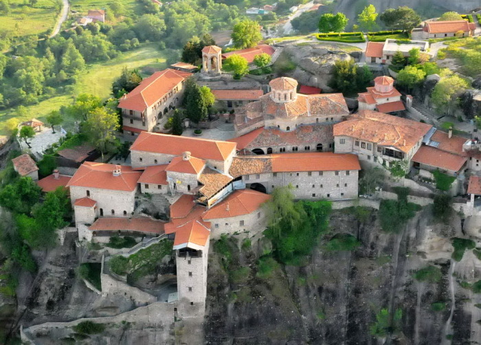 Парящие в воздухе: уникальные монастыри, расположенные на вершине причудливых скал