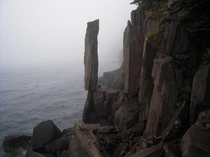 Разгадка этого феномена не так уж и сложна: почему же не падают висячие камни?