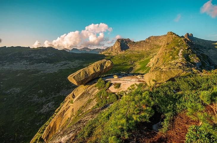 Разгадка этого феномена не так уж и сложна: почему же не падают висячие камни?