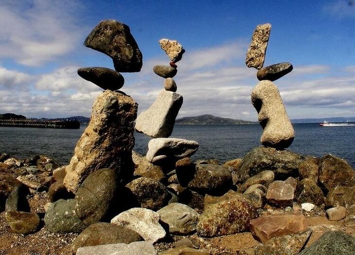 Разгадка этого феномена не так уж и сложна: почему же не падают висячие камни?