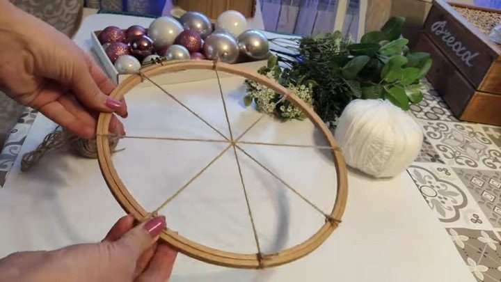 Роскошное новогоднее украшение из простых материалов